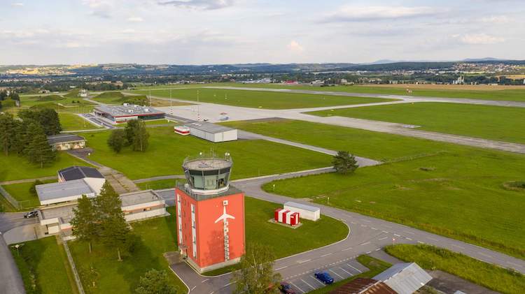 Stanoviště Letištní letové informační služby (AFIS) má například letiště České Budějovice / Zdroj: airport-cb.cz