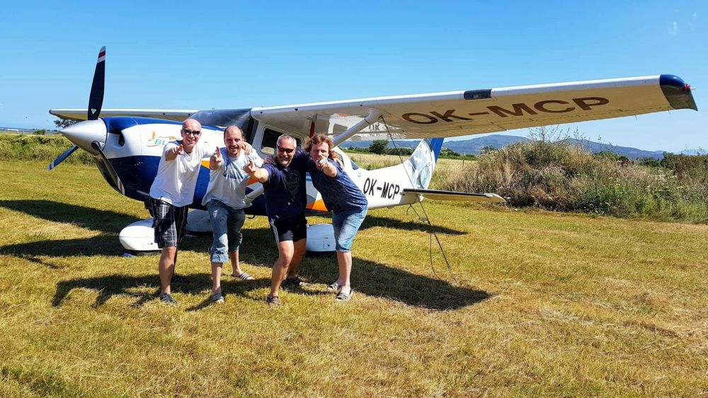 San Teodoro – triumfální foto po přistání. Zleva Marian Niedoba, Michael Drozd, Juraj Turňa a Filip Škripko