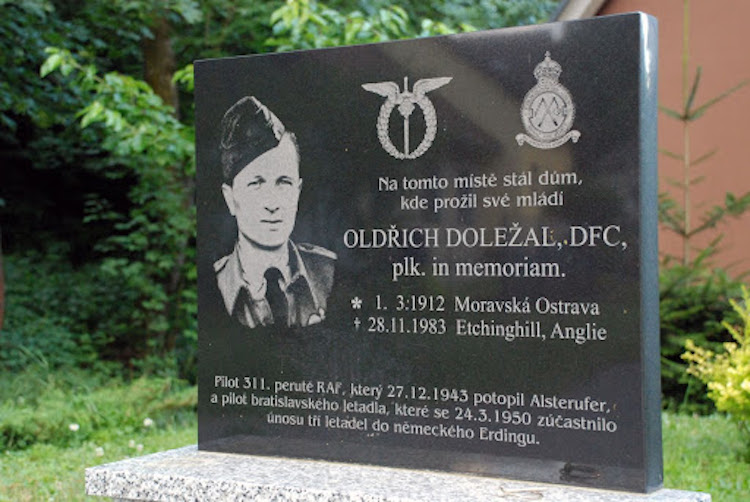 Pamětní deska kapitána Doležala v obci Fryšták / Foto Pametnimista.usd.cas.cz