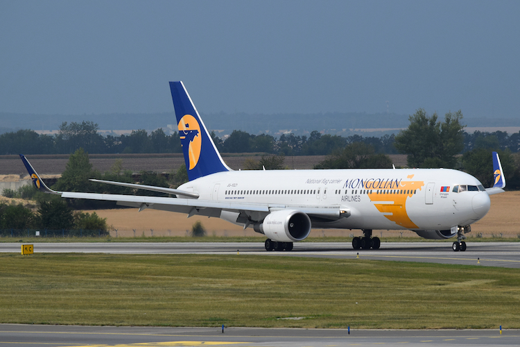 Boeing 767-300 MIAT po přistání v Praze