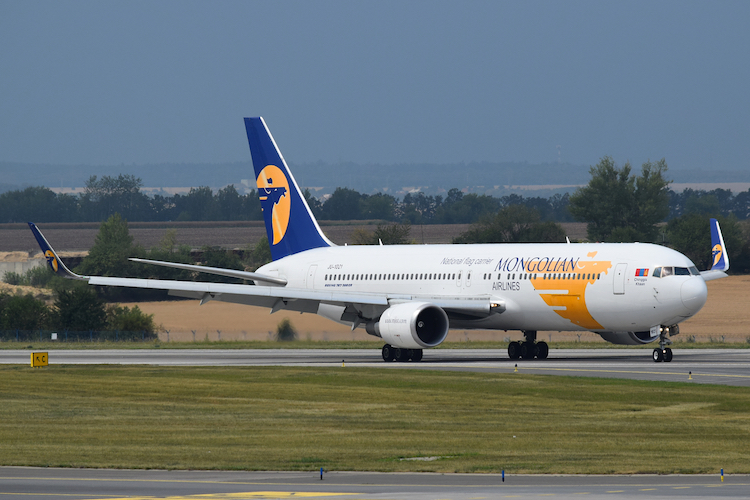 Boeing 767-300 MIAT po přistání v Praze