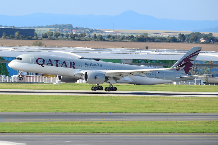 Přistávající Airbus A350-900 Qatar Airways
