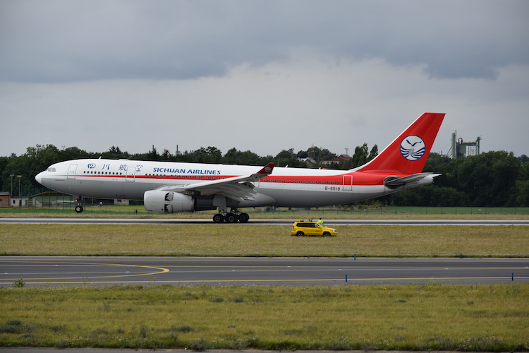 Airbus A330 Sichuan Airlines přistává v Praze