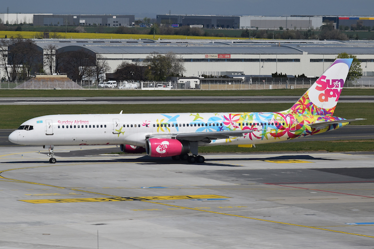 Prázdninově zbarvených Boeing 757 Sunday Airlines