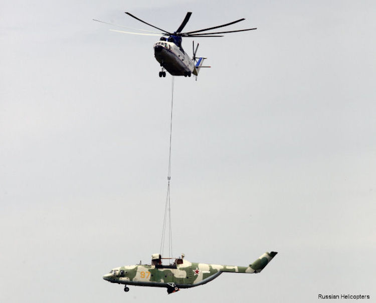 Těžký vrtulník Mil Mi-26 přepravuje v podvěsu stejný typ