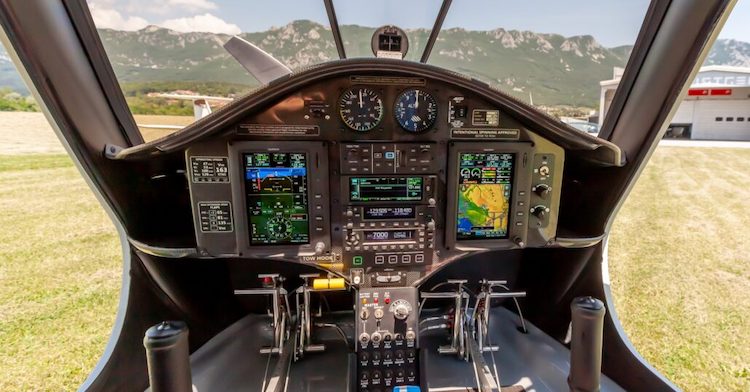 Explorer je vybaven glass cockpitem včetně autopilota