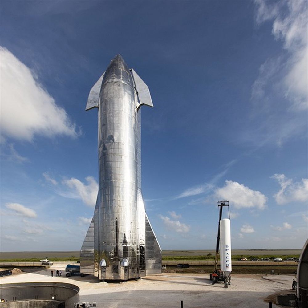 Starship Mk-1 a první stupeň historického Falconu 1 na základně Boca Chica v Texasu / Foto SpaceX