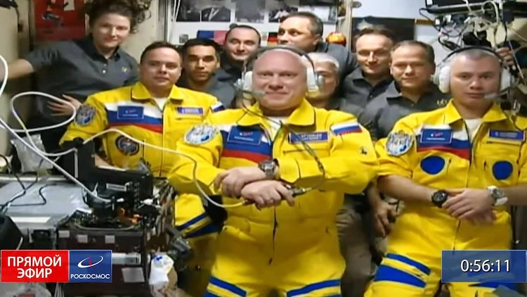 Tradiční uvítání nově příchozích na ISS: ve žlutém zleva Sergej Korsakov, Oleg Artěmjev a Denis Matvějev / Zdroj: roskosmos