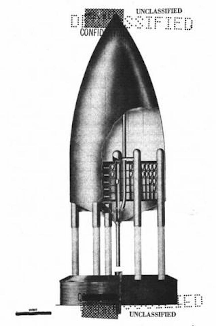 03 Takto mohla vypadat vojenská varianta amerického, ale i pozdějšího sovětského projektu jadernými výbuchy poháněné kosmické bitevní (?) lodě. Na tomto náčrtku ovšem chybí zbraňové systémy… (zdroj: NASA + Vzryvolet Sacharova)