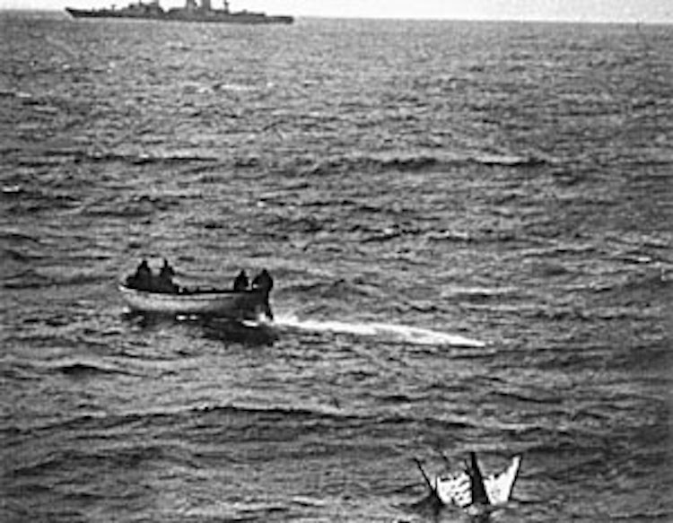 02 Výlov BORu 4 - Skupina „deaktivačních“ odborníků se na člunu blíží k raketoplánu. V pozadí sovětský torpédoborec Čumikan. (Foto: Wing Comander Cooper-© Vadim Lukaševič, Buran.ru)