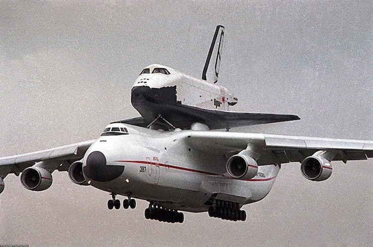 An-225 Mrija s Buranem na hřbetě