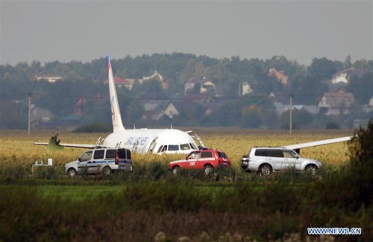 Airbus A321 v kukuřičném poli / Xinhuanet.com