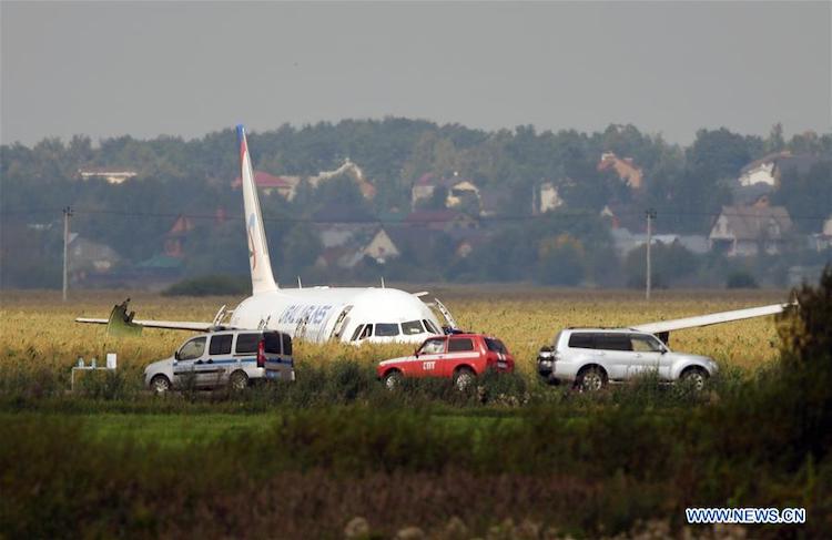 Airbus A321 v kukuřičném poli / Xinhuanet.com