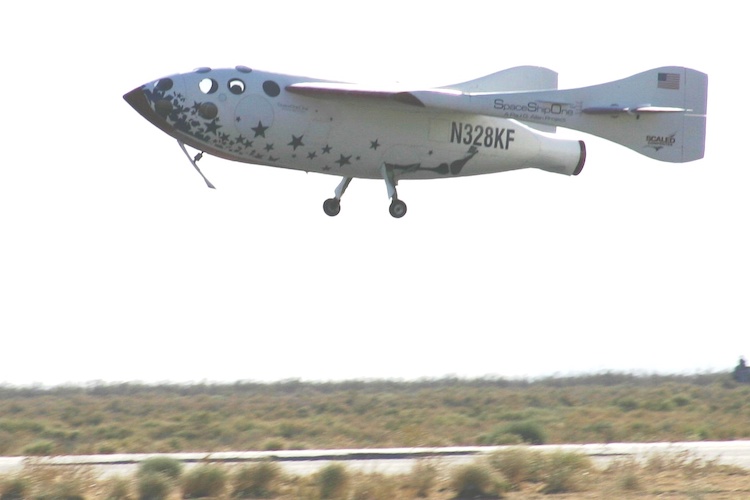 SpaceShipOne přistává v Mojavské poušti /Zdroj: Virgin Galactic