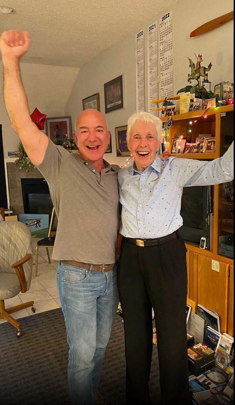 Jeff Bezos a Wally Funk po předání volňásku na 1. let s New Shepardem / Zdroj: Blue Origin