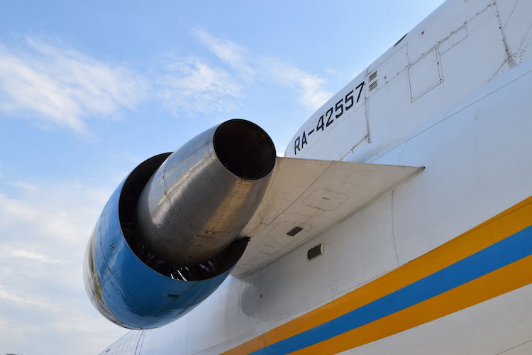 Jak-42D již neexistujících Saratovských aerolinií s ruskou registrací RA-42557