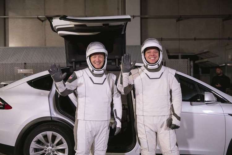 Robert Behnken a Douglas Hurley: Ve stylu SpaceX – jiné skafandry a ke startu elektromobilem