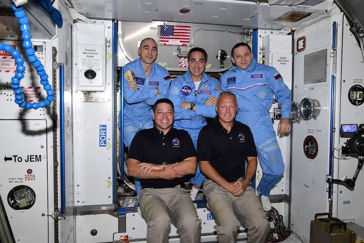 Na palubě ISS: nahoře Anatolij Ivanišin, velitel Chris Cassidy a Ivan Vagner, dole pánové Robert Behnken a Douglas Hurley