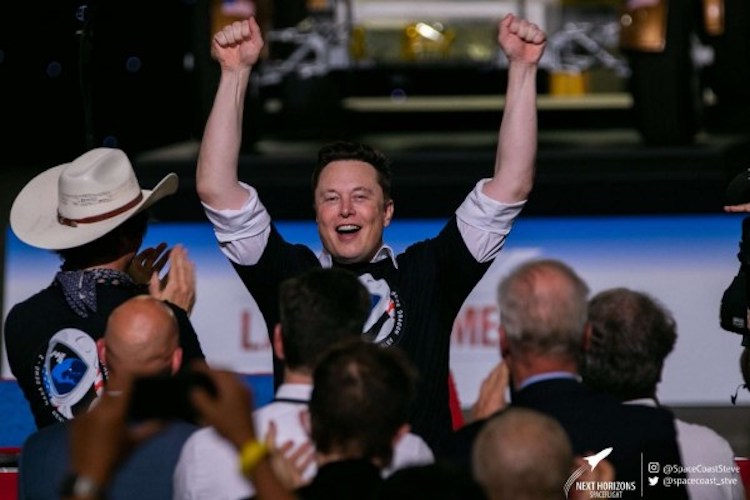 Elon Musk jásá: Vítězství! Crew Dragon DM-2 s posádkou je na oběžné dráze!