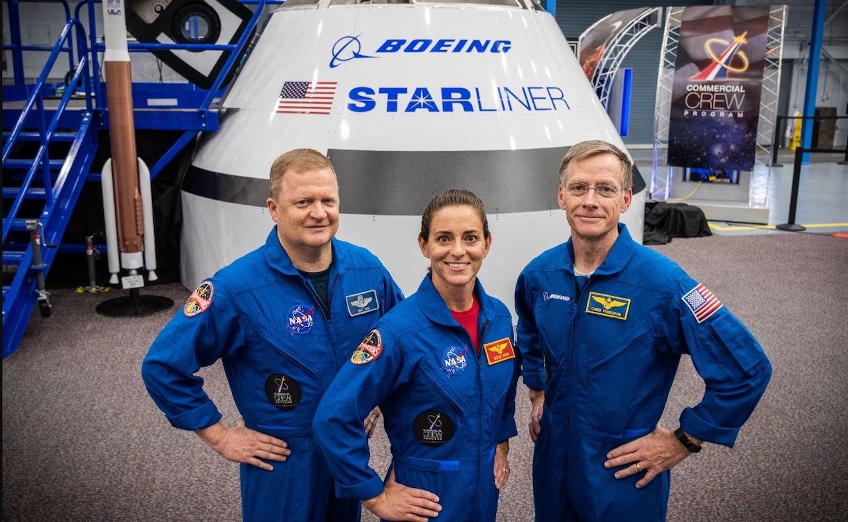 Eric Boe (nahrazen M. Finckem), Nicole Mannová a Christopher Ferguson už měli mít zkušební let na Starlineru za sebou / Foto Boeing/NASA