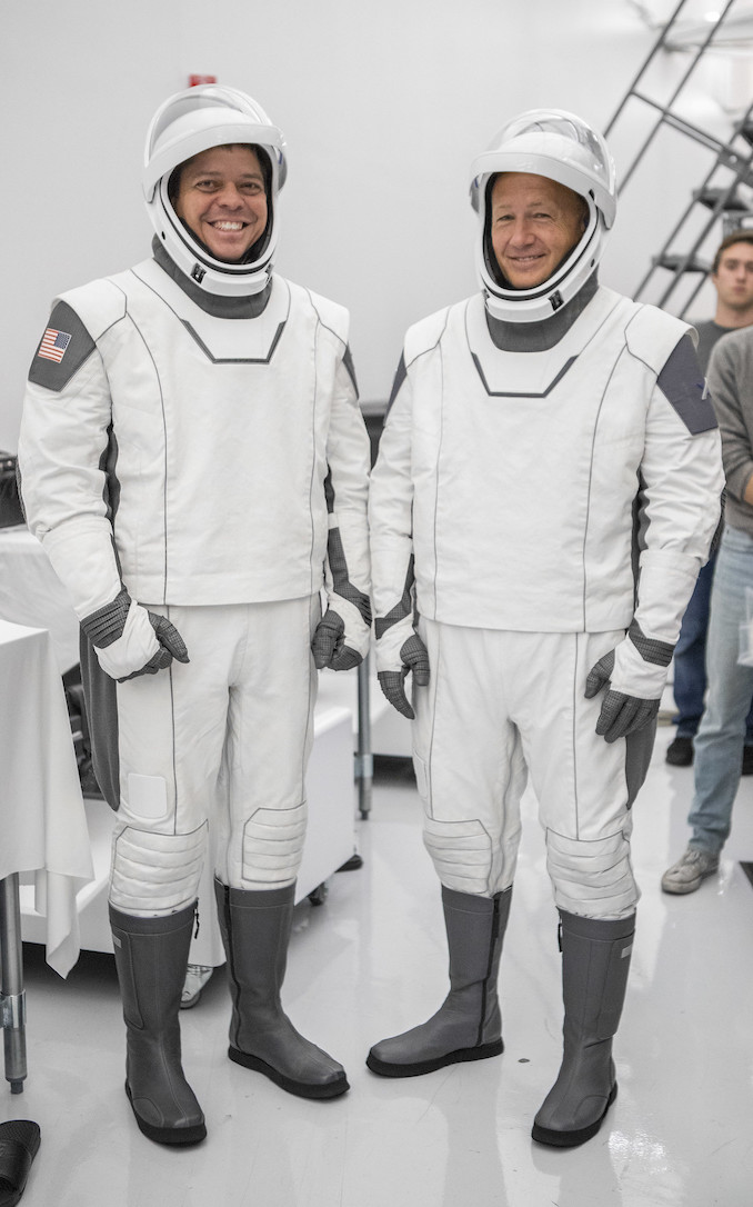 Astronauti SpaceX Bob Behnken a Doug Hurley ve slušivých skafandrech designerů Elona Muska / Foto SpaceX