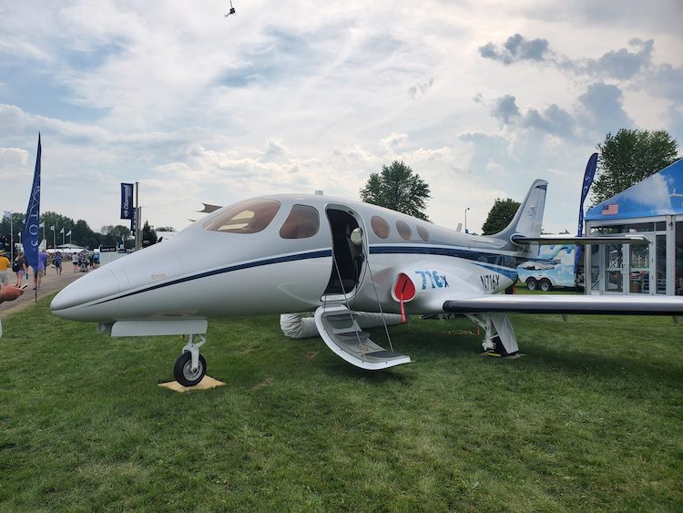 Stratos 716X na EAA AirVenture / Zdroj: avweb.com