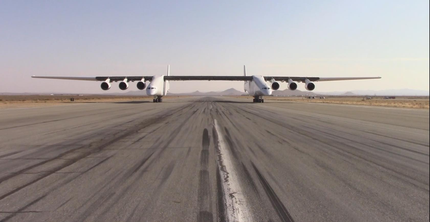 Stratolaunch na dráze