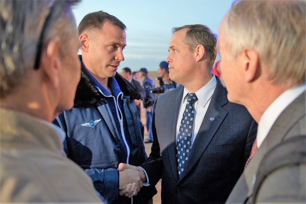 Šéf NASA Jim Bridenstin (vpravo) vítá astronauta Nicka Hagua opět na Zemi