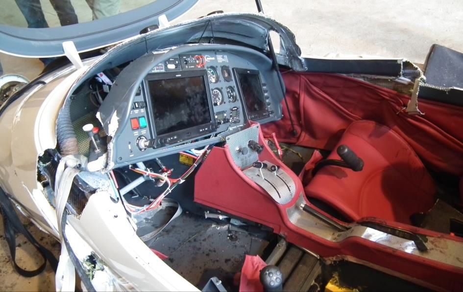 Kokpit letounu po nehodě ultralightu u Mühldorfu