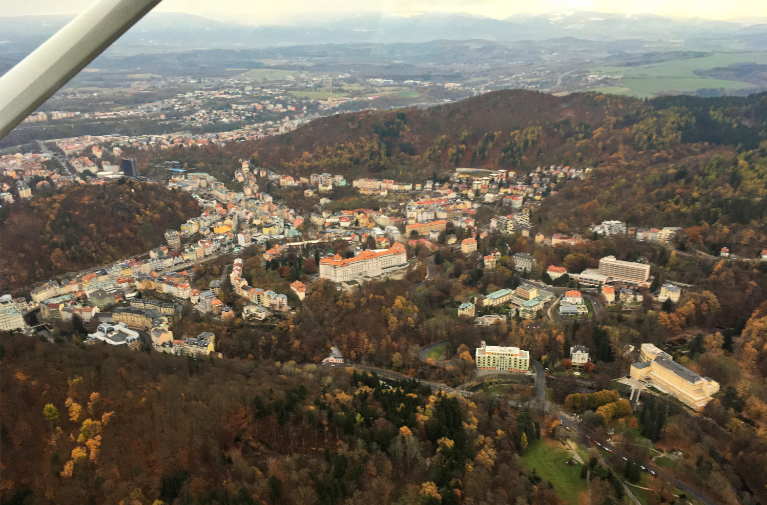 Karlovy Vary po vzletu z dráhy 29