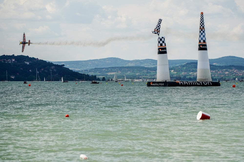 Martin Šonka chybuje v závodě Red Bull Air Race v Maďarsku