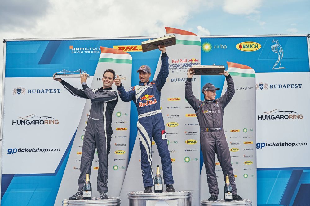 Martin Šonka oslavuje prvenství v závodě Red Bull Air Race 2018 v Budapešti