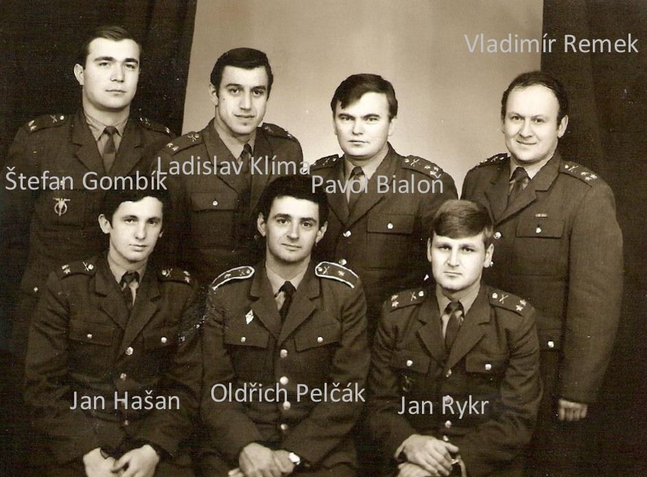 Vzácné prešovské foto semifinalistů výběru na kosmonauta z června/července 1976. Chybí jen mjr. František Pavlík a kpt. Michal Vondroušek