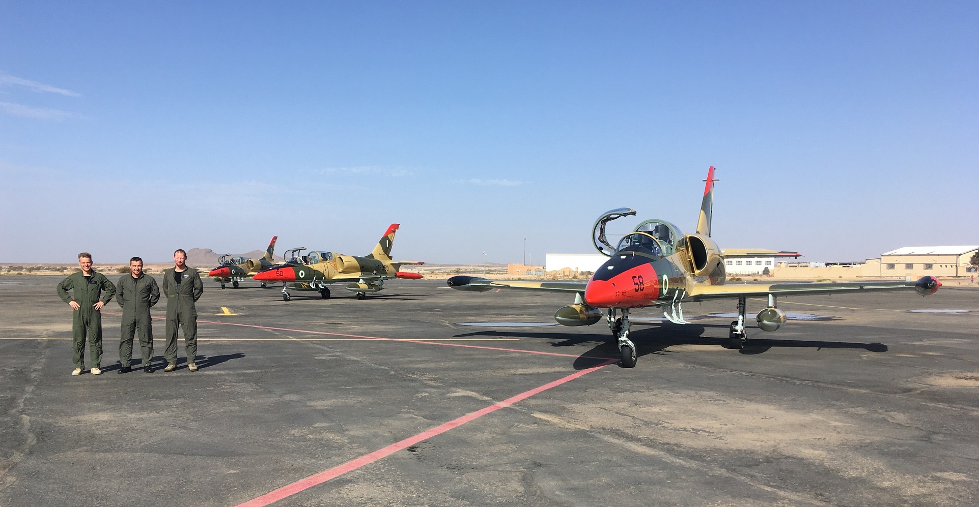 O netradiční přelet Albatrosů do Nigérie se postarali piloti Vladimír Továrek, Vytautas Požela a Radovan Cingel / Foto: Aero Vodochody