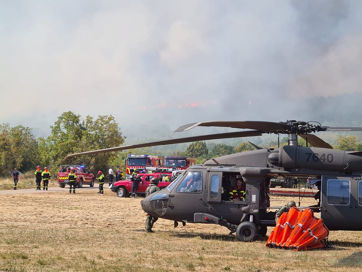 UH-60M Black Hawk při hašení požáru v Hřensku / Foto: Facebook.com @tydenikpolicie
