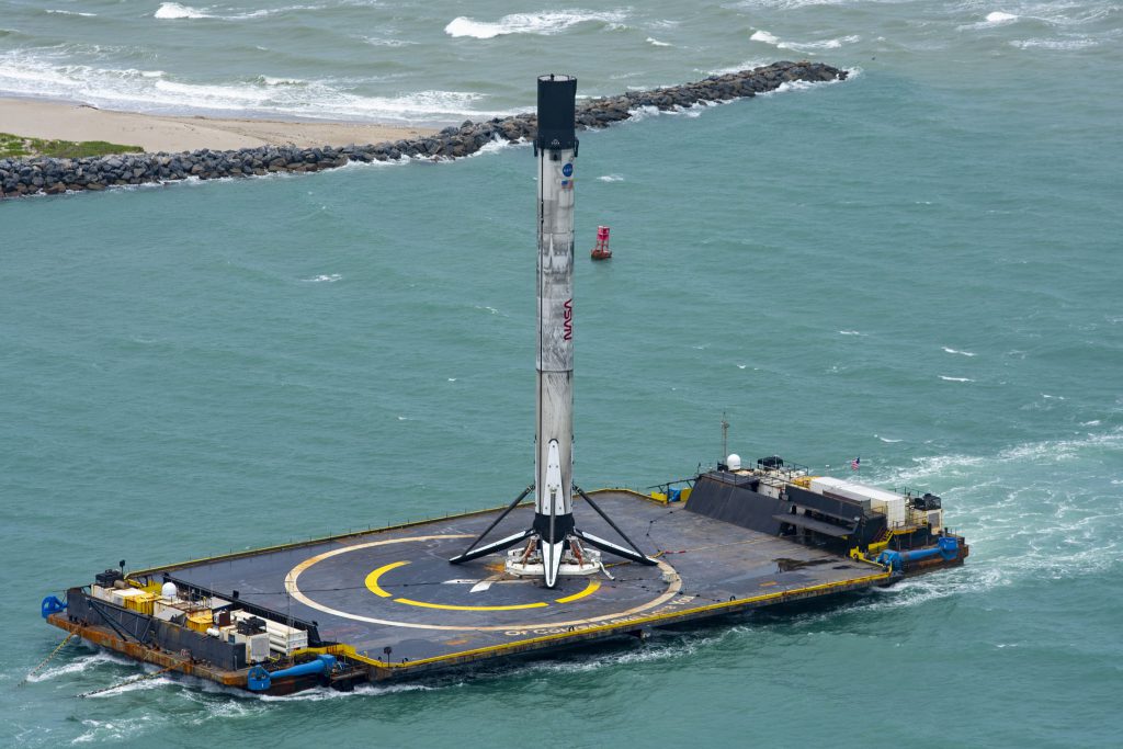 Tzv. autonomní kosmodromový dron "Of Course I Still Love You" je umístěný na pacifickém (východním) pobřeží USA 