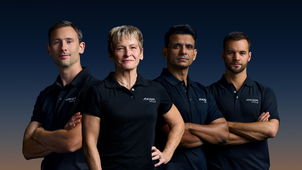 Astronauti z Ax-4: Polák Slawosz Uznański-Wiśniewski, velitelka Peggy Whitsonová (Axiom), Šubhánšu Šukla z Indie a Maďar Tibor Kapu na propagačním foto