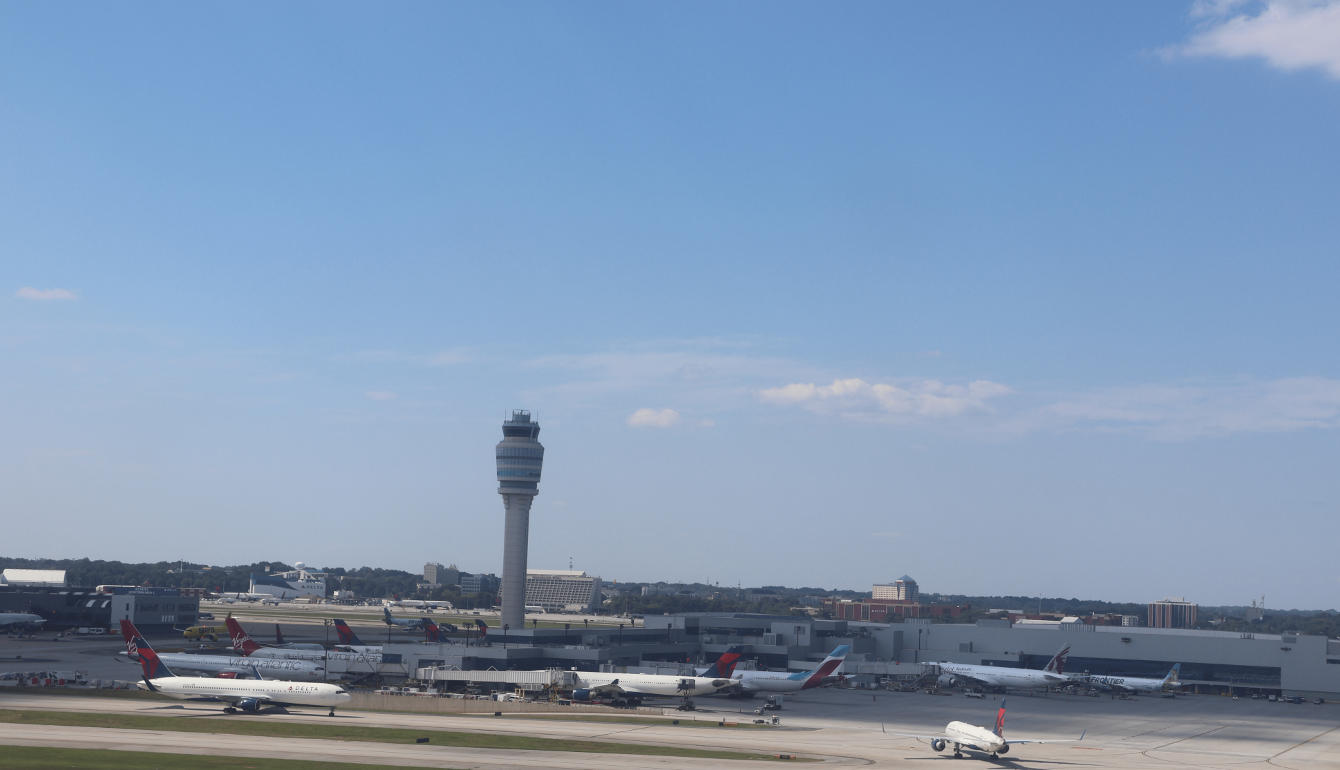 Rozsáhlá bouře ochromila hlavní uzel Delta Air Lines v Atlantě, přes 100 letadel muselo k inspekci