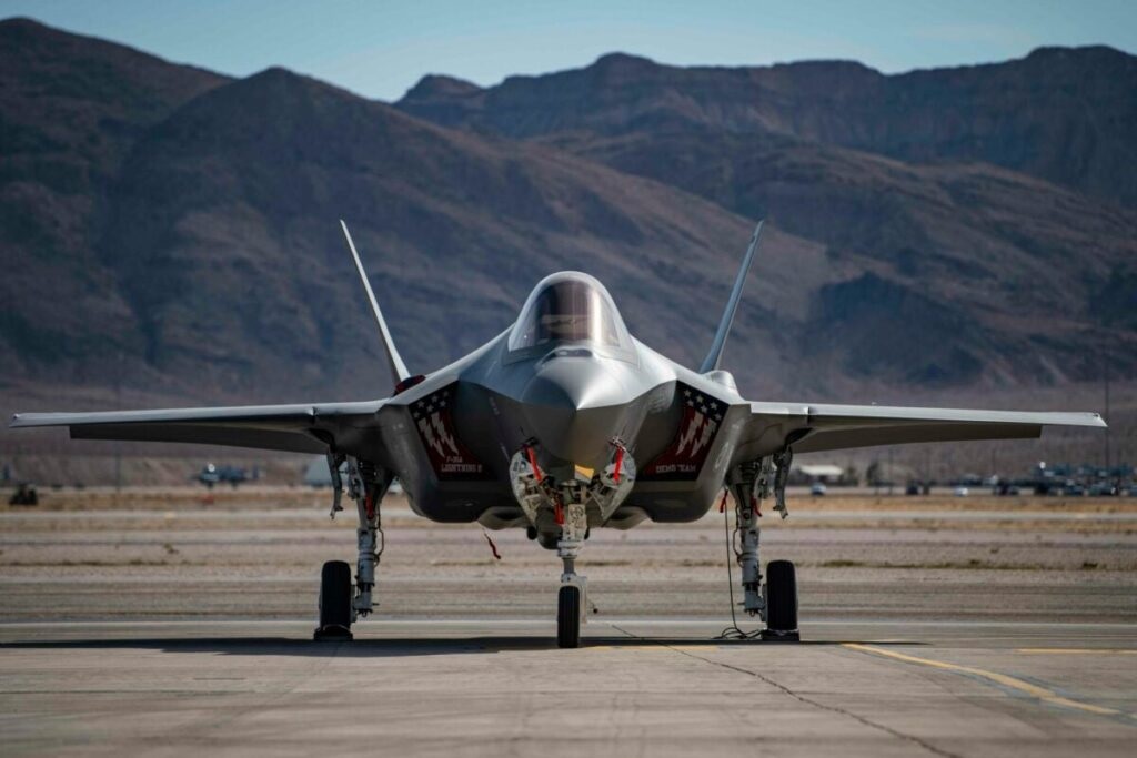 F-35C havaroval u námořní základny v Kalifornii, pilot se katapultoval