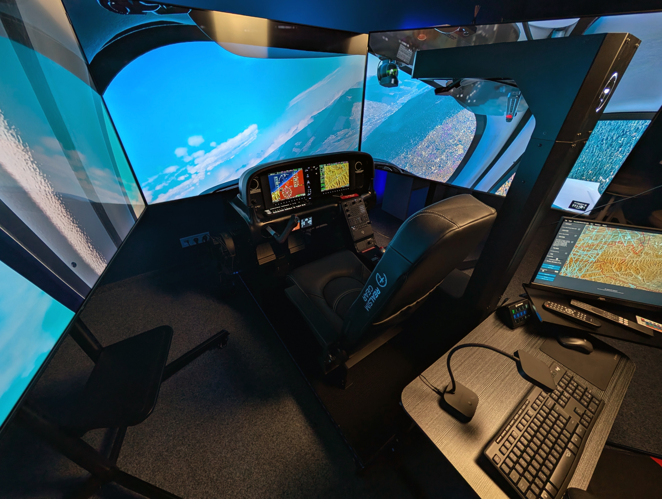 AeroPrague má nový simulátor letadla Cirrus SR22