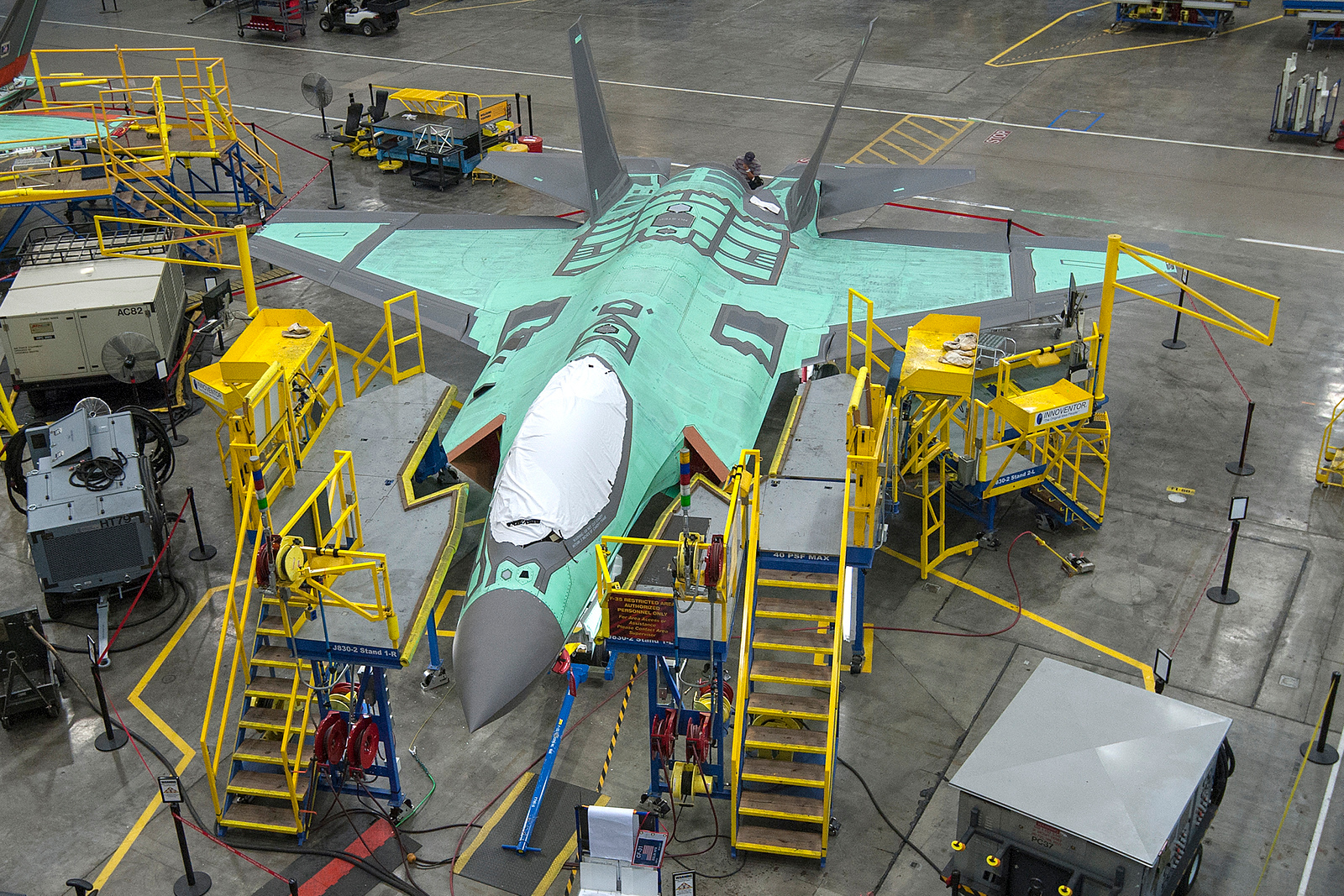 USA plánuje navýšit flotilu stíhaček. Čekají ji však finanční i provozní výzvy