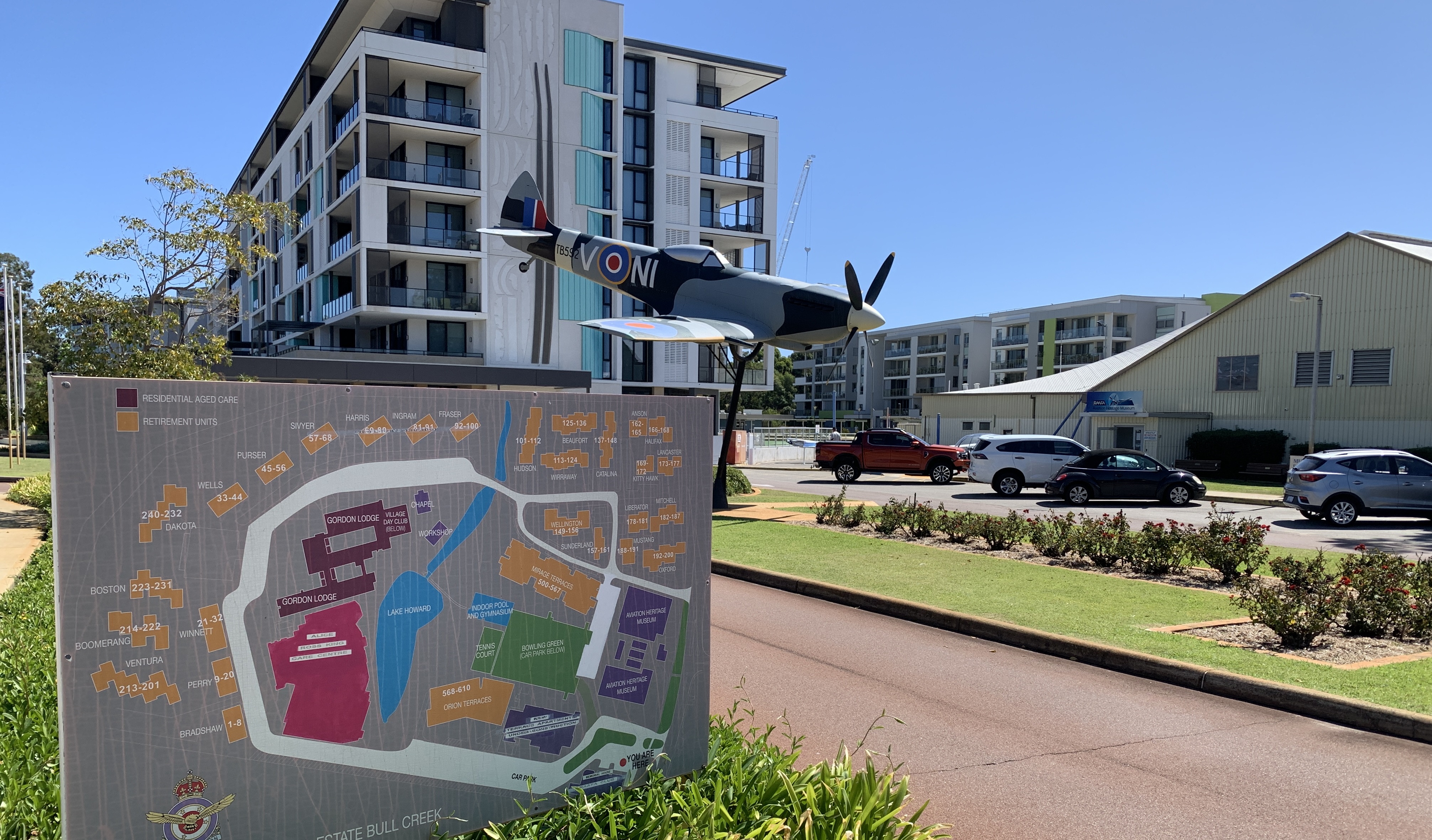 Vstupu do celého areálu vévodí maketa legendárního Spitfiru