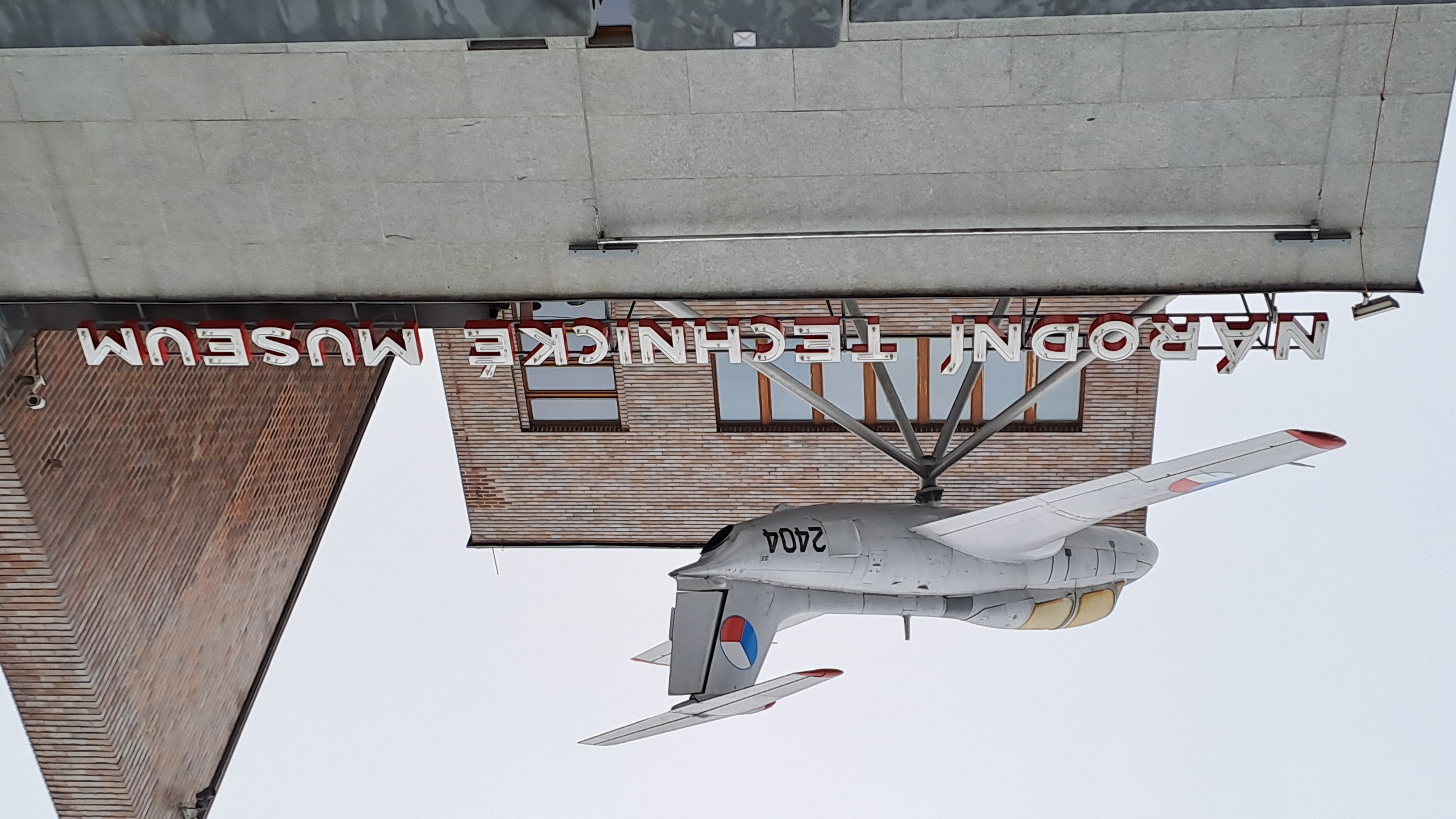 Jako první při příchodu k muzeu uvidíte Aero L-29 Delfín  