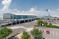 Terminál 2 na Letišti Václava Havla Praha slaví 20 let. Prošlo jím přes 141 milionů cestujících