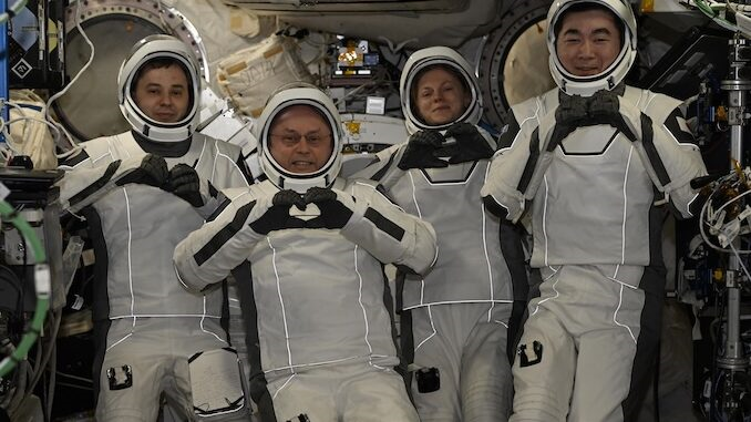 Crew -11 před odletem. Zleva Olegh Platonov, Mike Fincke, Zena Cardmannová  a Kimiya Yui