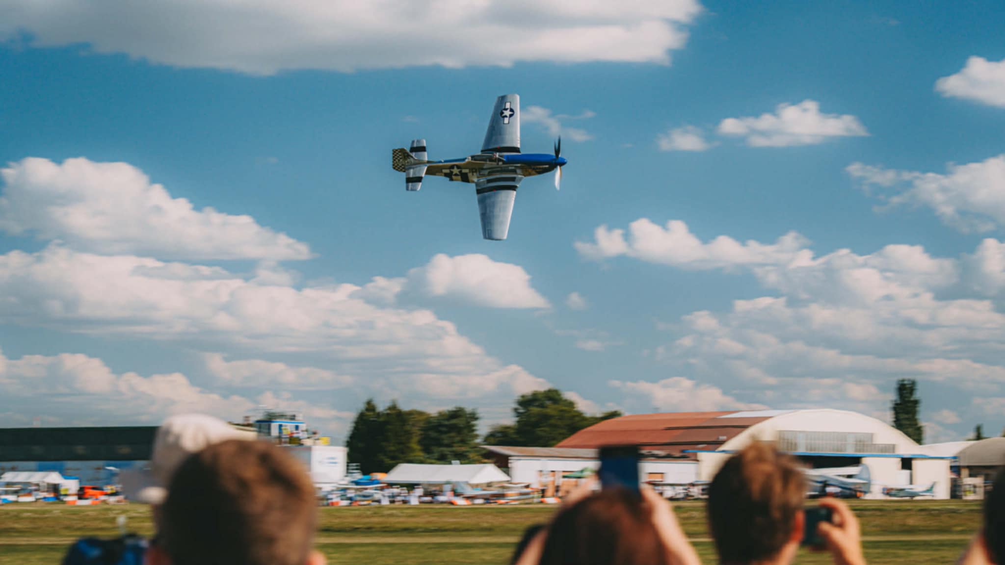 Letoun P-51 Mustang při průletu během oslav 100 let založení letňanského letiště 