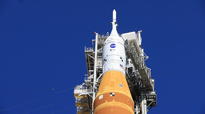 Detailní pohled ukazuje raketu NASA Artemis 2 SLS (Space Launch System) s kosmickou lodí Orion a systémem pro přerušení startu na vrcholu v Launch Complex 39B v Kennedyho kosmickém středisku NASA na Floridě z 10. února 2026