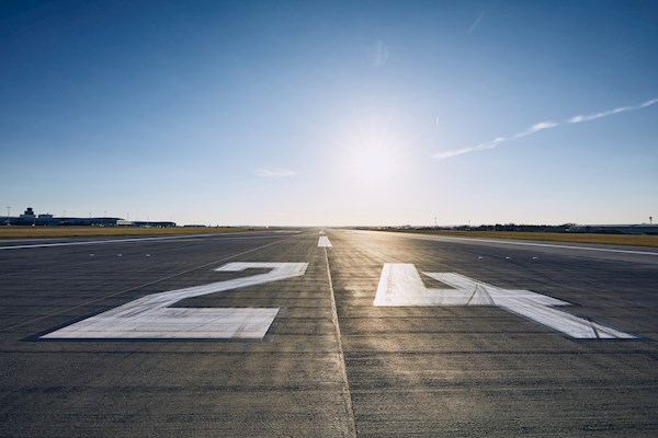 Letiště Praha zahajuje druhou etapu modernizace okolí hlavní dráhy. Provoz se na 4,5 měsíce přesune na vedlejší dráhu