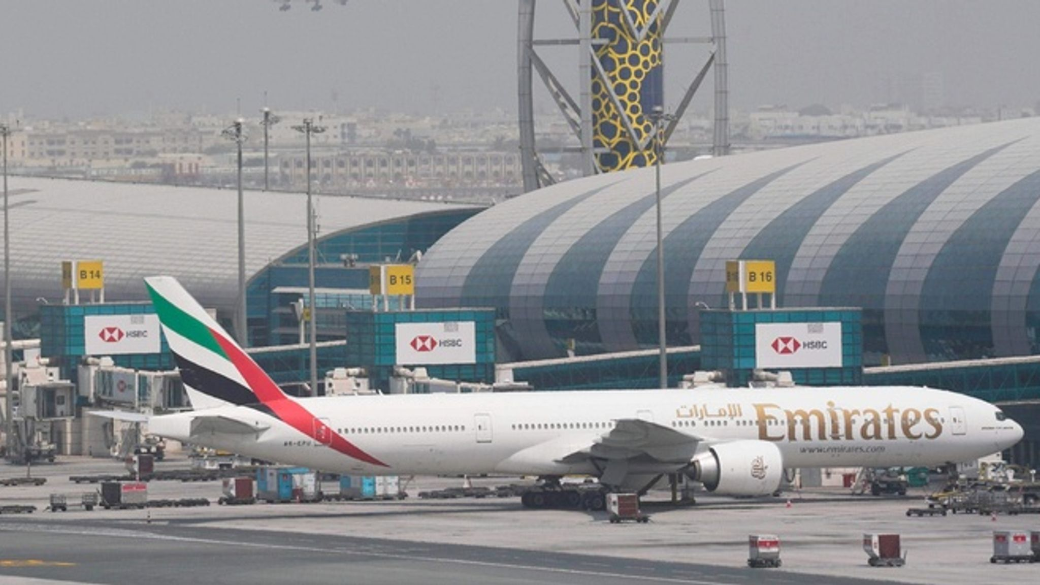Letiště DXB v čele s Boeingem 777 společnosti Emirates