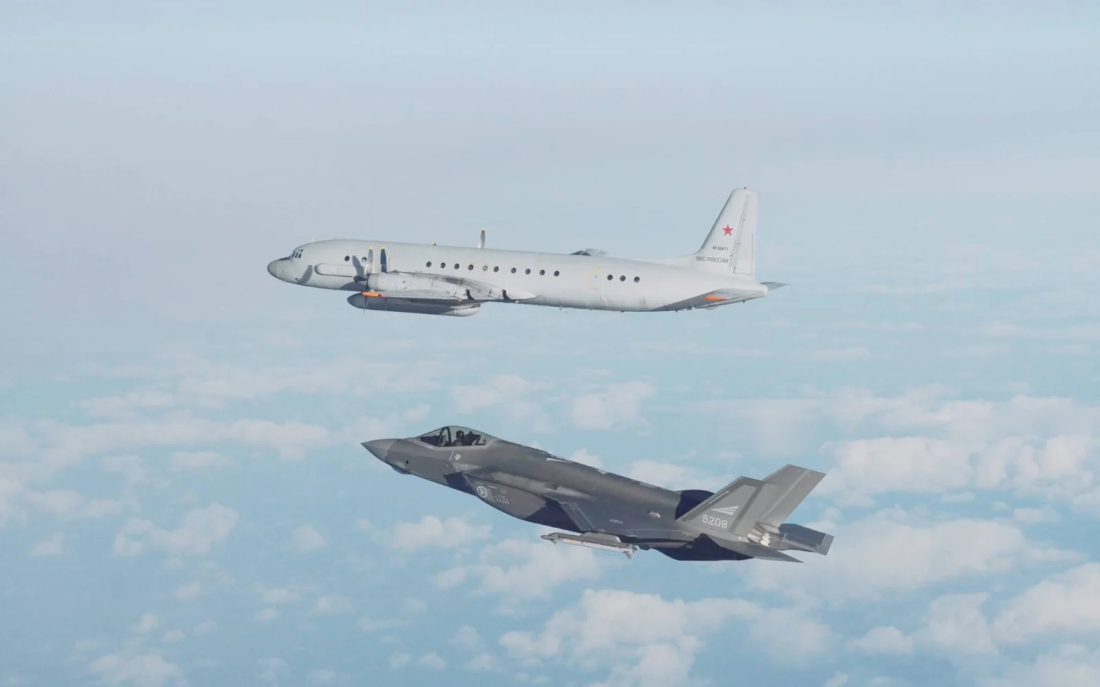 Norská stíhačka F-35A Lightning II a ruský průzkumný letoun Iljušin Il-20M